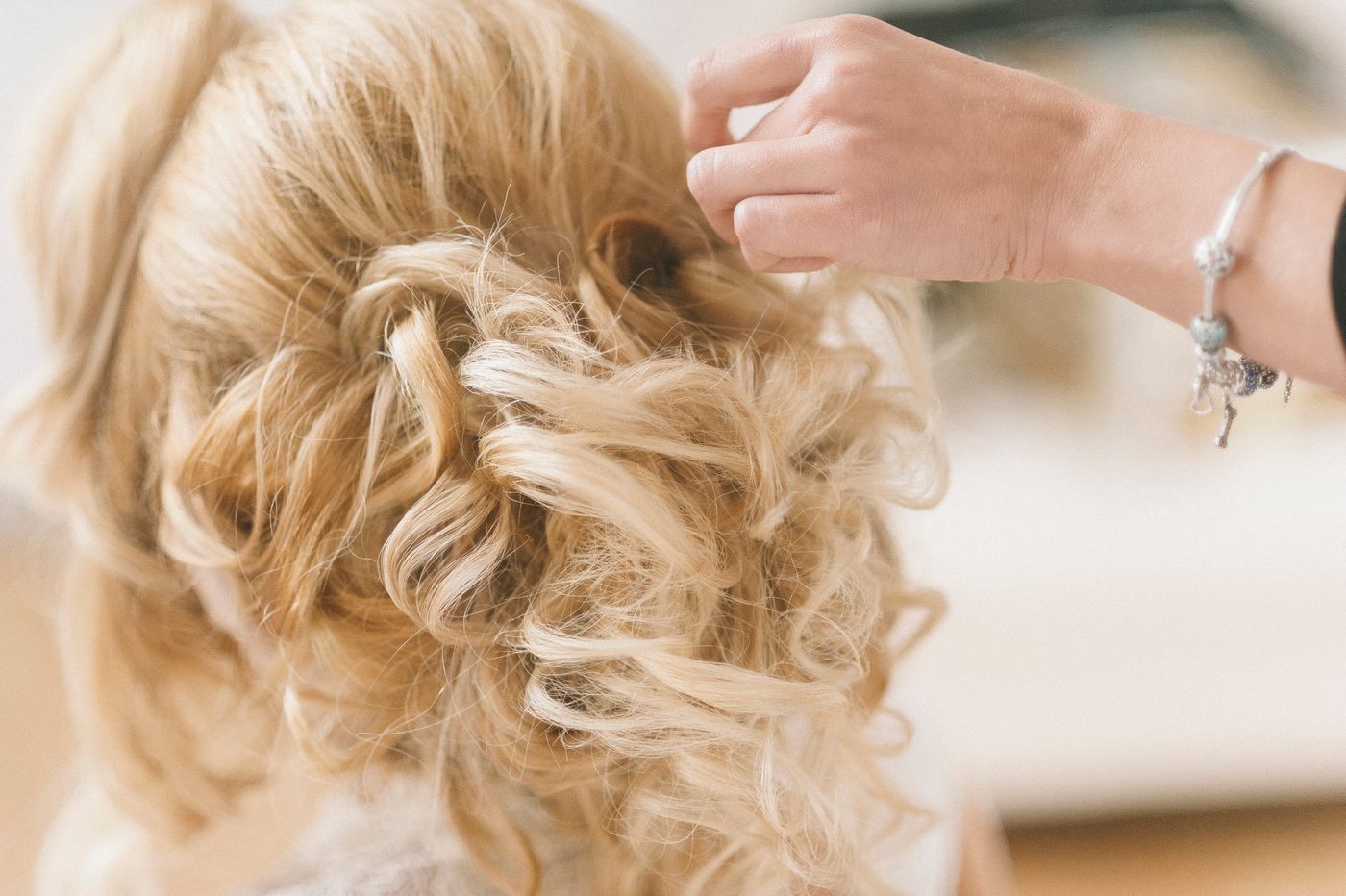 編み込みでまとめたヘアアレンジ